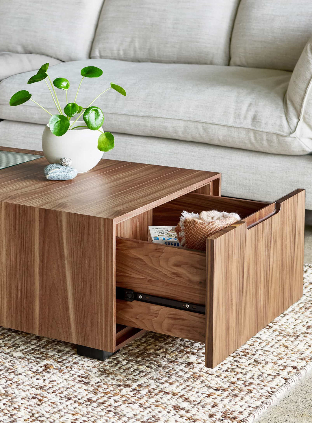 Table à café Gus* Modern Conway : une table basse en bois au design Mid-century et à l’esprit fonctionnel. noyer