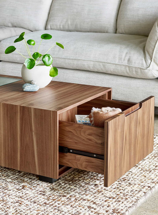 Table à café Gus* Modern Conway : une table basse en bois au design Mid-century et à l’esprit fonctionnel. noyer