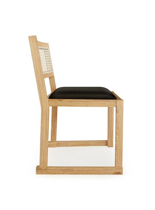 Chaise Eglinton de Gus* Modern, assise en similicuir durable et confort immédiat. chene