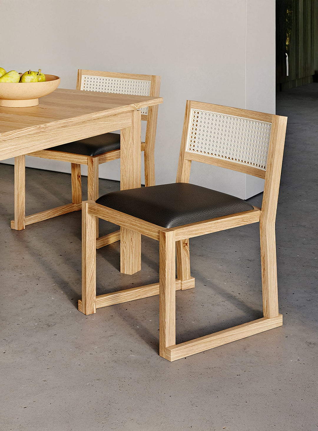 Chaise à dîner Eglinton de Gus* Modern, dossier en cannage et style épuré. chene