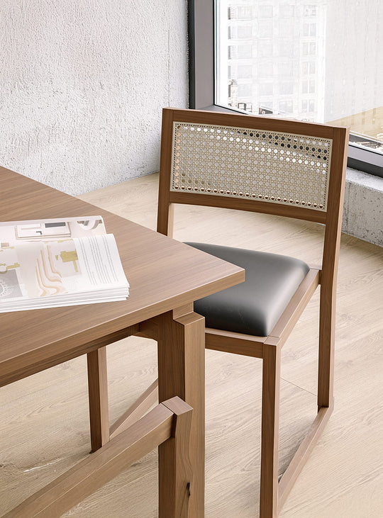 Chaise à dîner Eglinton Gus* Modern, élégance intemporelle et ligne épurée. noyer