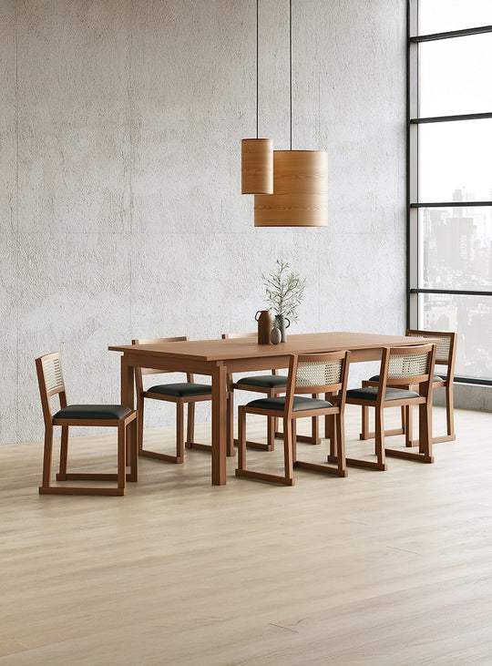 Chaise Eglinton de Gus* Modern, mélange harmonieux de bois, cannage et similicuir. noyer