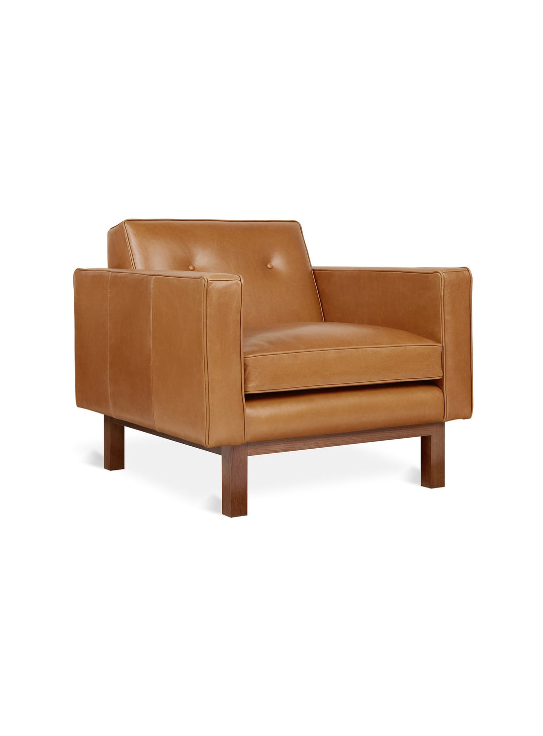 Élégance mid-century et confort contemporain définissent le fauteuil Embassy de Gus* Modern. Cuir Tucson Sienna