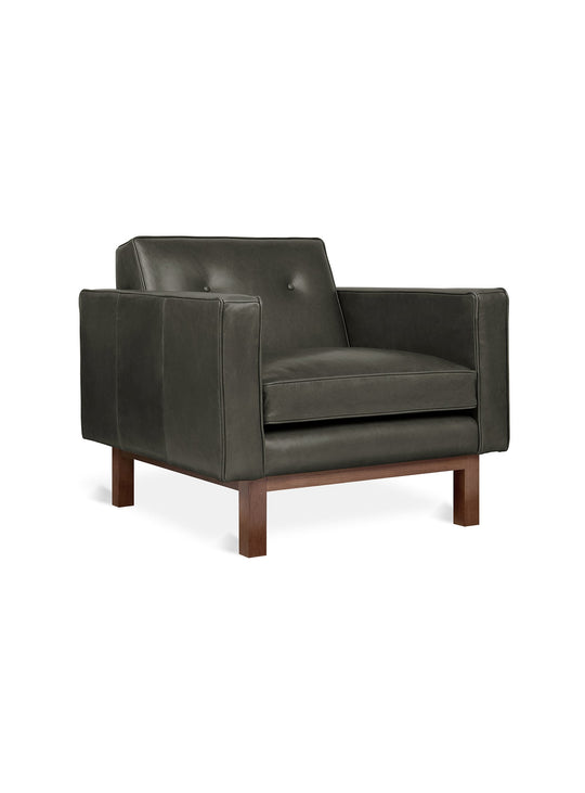 Le fauteuil Embassy de Gus* Modern : dossier capitonné et lignes épurées. Cuir Tucson Char