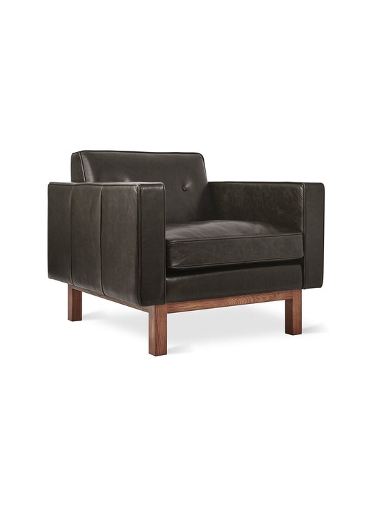 Le fauteuil Embassy de Gus* Modern : une pièce maîtresse au style intemporel. Cuir noir