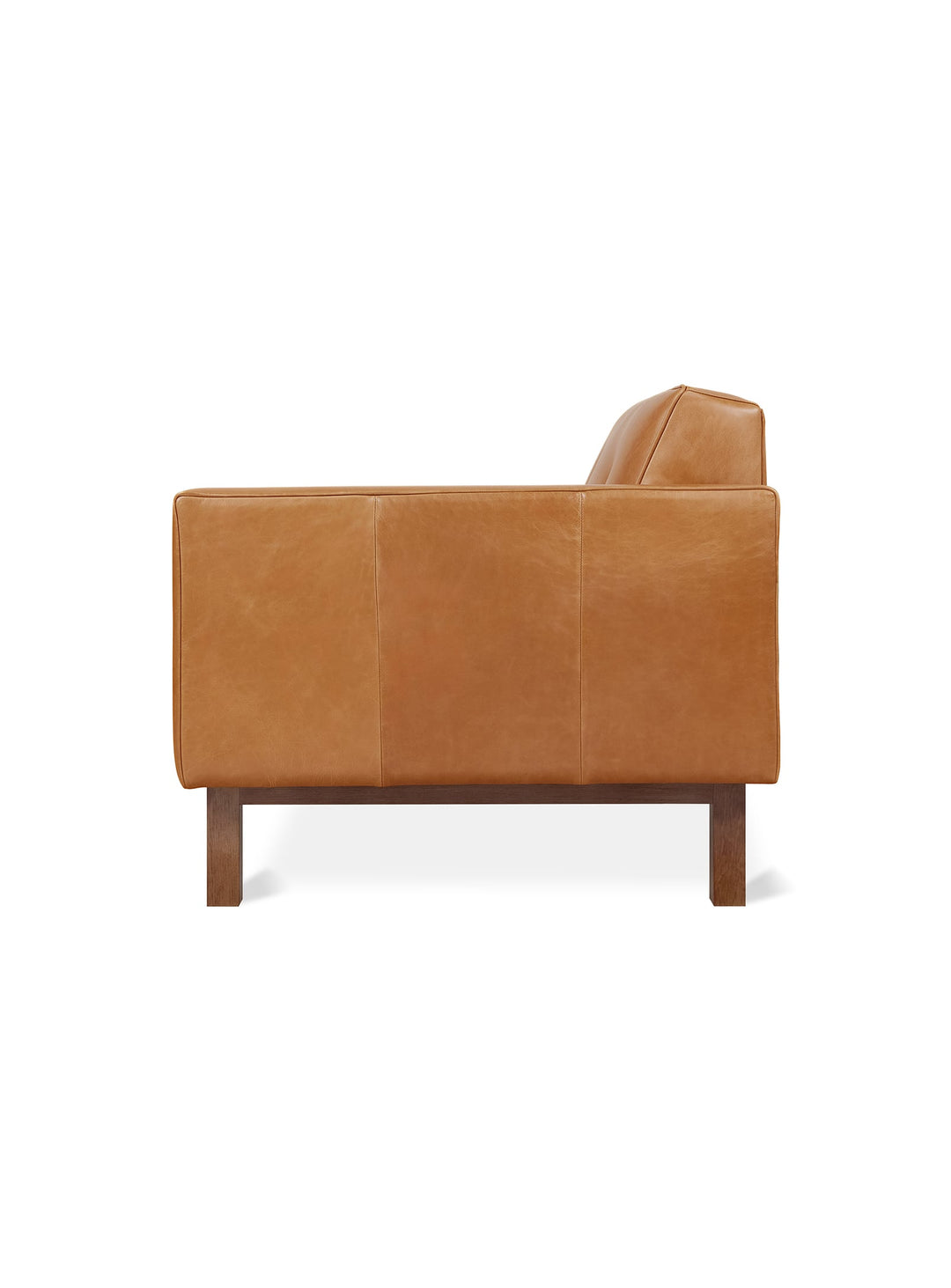 Alliance de style et de confort pour le fauteuil Embassy de Gus* Modern. Cuir Tucson Sienna