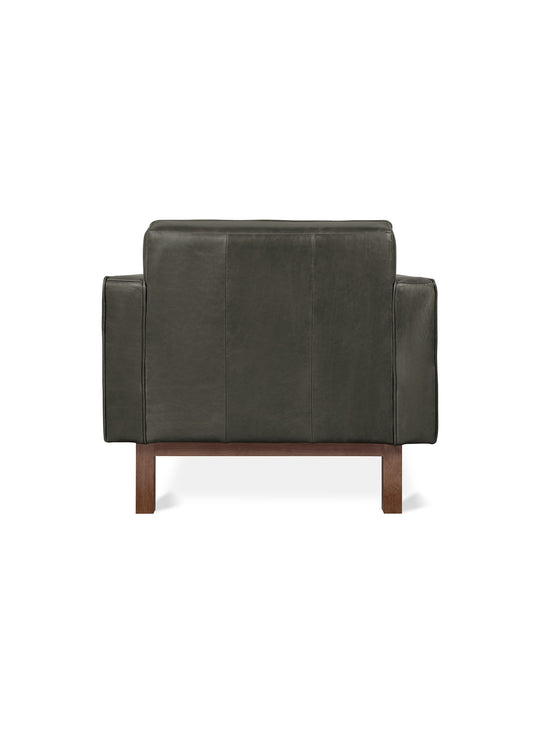 Le fauteuil Embassy de Gus* Modern : design intemporel et cuir de qualité. Cuir Tucson Char.
