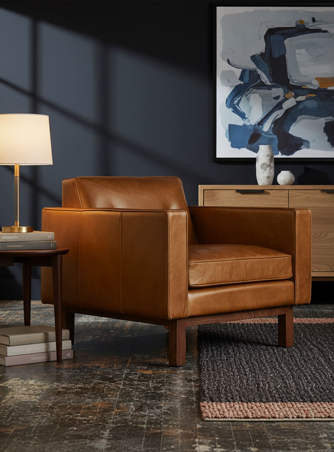 Charme vintage et allure moderne se rencontrent dans le fauteuil Embassy de Gus* Modern. Cuir Tucson Sienna