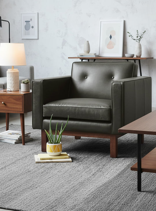 Le fauteuil Embassy de Gus* Modern : cuir raffiné et base en bois massif encastrée. Cuir tucson char