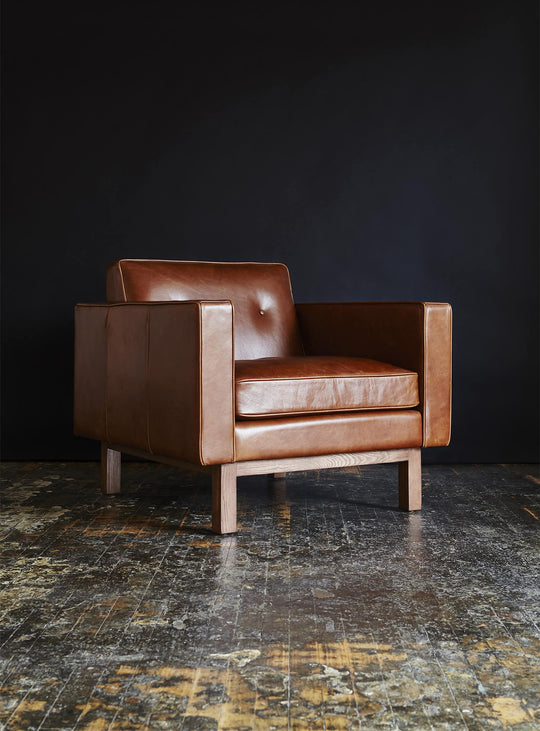 Le fauteuil Embassy de Gus* Modern : cuir capitonné et confort luxueux en plumes. Cuir brun