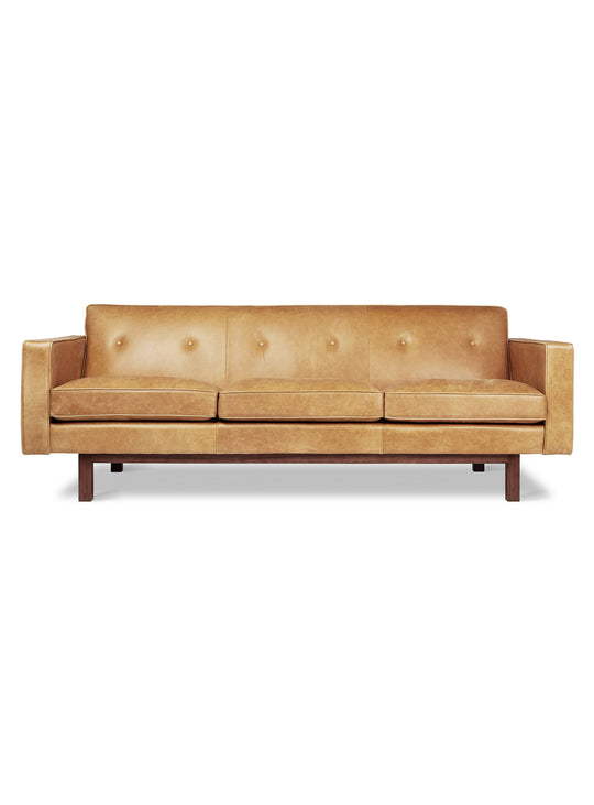 Le sofa Embassy de Gus* Modern : une statement piece pour votre salon.. Cuir canyon whiskey