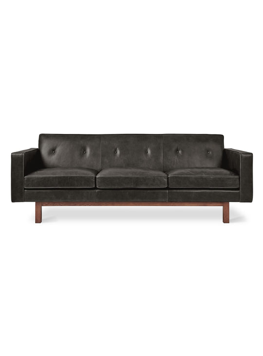 Le sofa Embassy de Gus* Modern : une pièce maîtresse au design authentique. Cuir noir