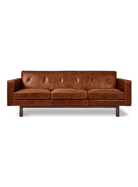 Le sofa Embassy de Gus* Modern : luxe des plumes et élégance du cuir.Cuir brun