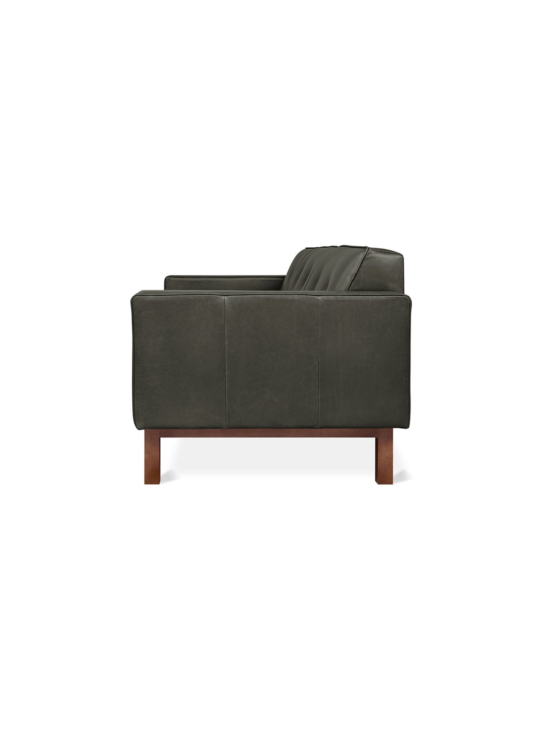 Le sofa Embassy de Gus* Modern : coussins en plumes et design intemporel. Cuir Tucson Char.