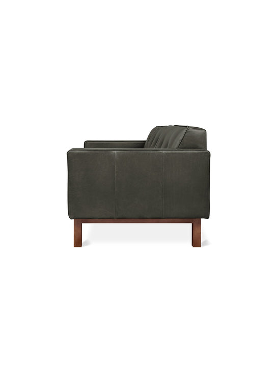 Le sofa Embassy de Gus* Modern : coussins en plumes et design intemporel. Cuir Tucson Char.