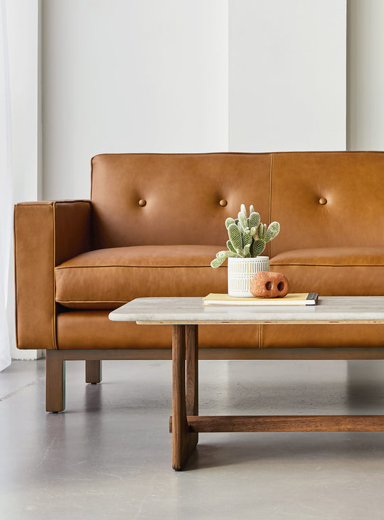 Le sofa Embassy de Gus* Modern : alliance du cuir, du bois et du confort. Cuir Tucson Sienna