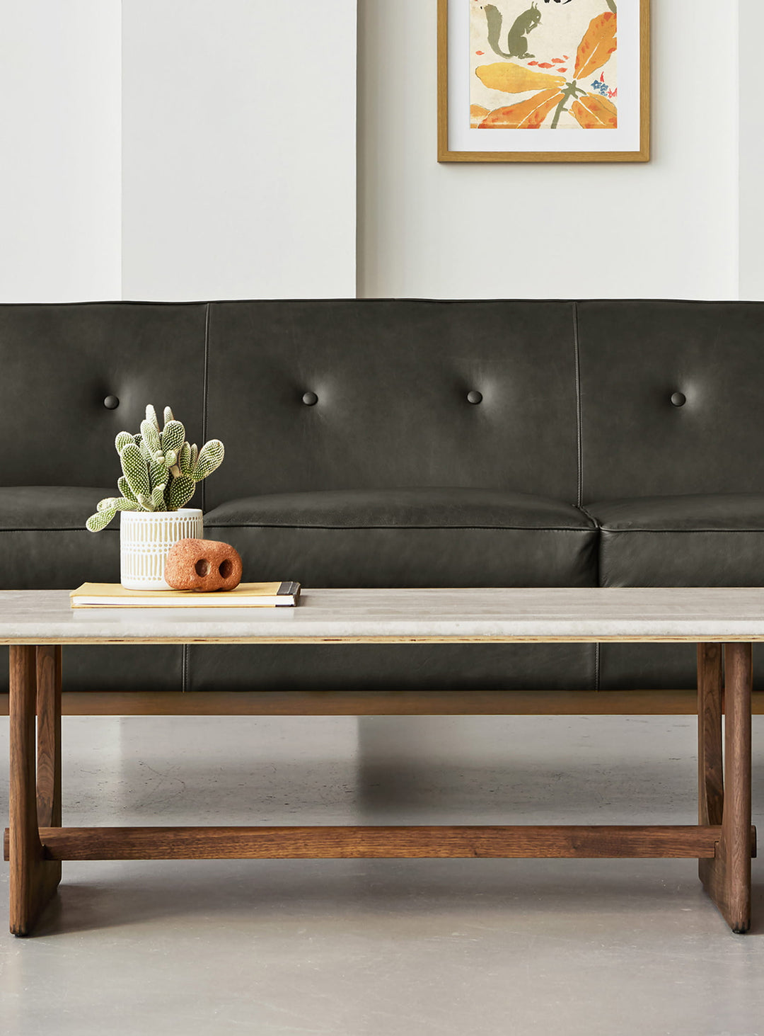 Sobriété et robustesse définissent le sofa Embassy de Gus* Modern. Cuir Tucson Char. 