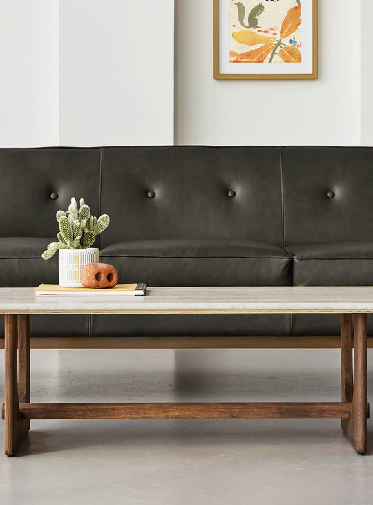 Sobriété et robustesse définissent le sofa Embassy de Gus* Modern. Cuir Tucson Char. 