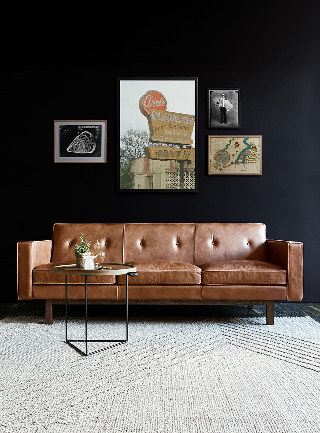 Élégant et accueillant, le sofa Embassy de Gus* Modern sublime votre salon. Cuir Tucson Char.