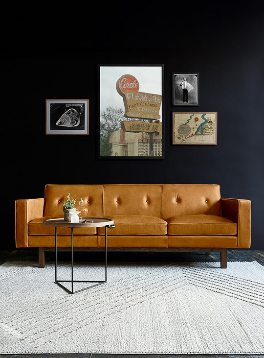 Le sofa Embassy de Gus* Modern : cuir raffiné, plumes luxueuses et base en bois massif. Cuir Tucson sienna.