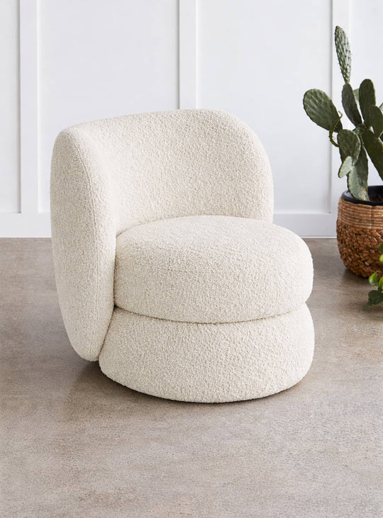 Fauteuil Forme de Gus Modern* touche glamour et chaleur texturale.