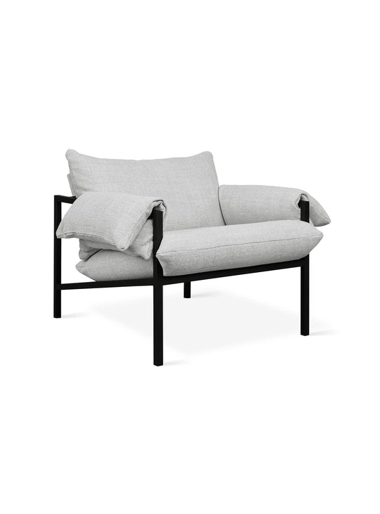 Le fauteuil Fulton de Gus* Modern allie lignes nettes et douceur organique. rosslyn argent