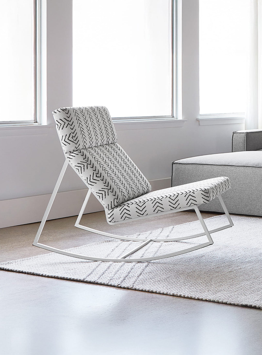 Fauteuil berçant Gus* Modern GT Rocker, charme 70’s et modernité. Lino birch