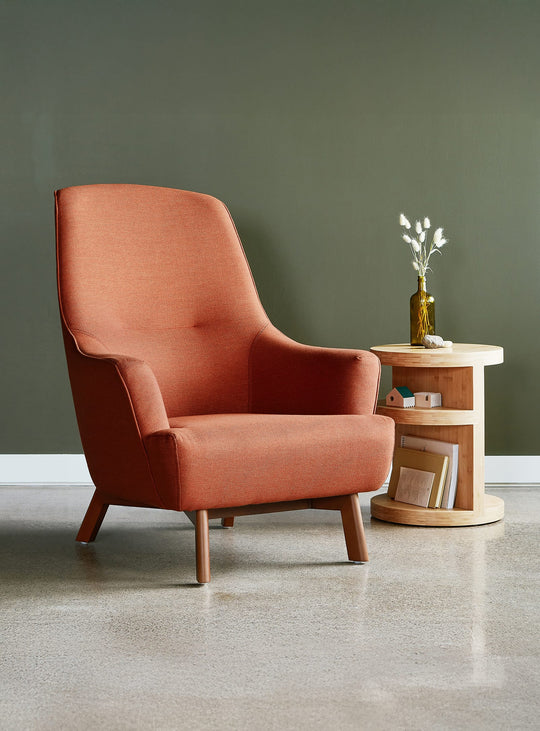 Fauteuil Gus* Modern Hilary, touche scandinave et grand confort. Pixel Saffron
