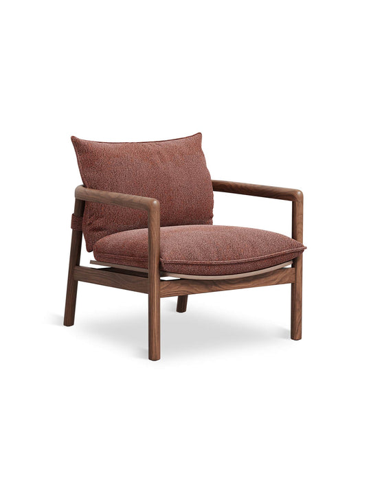 Fauteuil Gus* Modern Humber : un fauteuil enveloppant en bois massif au design contemporain et chaleureux. Regency Beet
