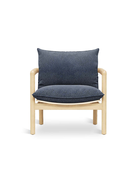 Fauteuil Gus* Modern Humber : une assise douce et accueillante avec structure sculpturale en frêne. Regency Nautica.