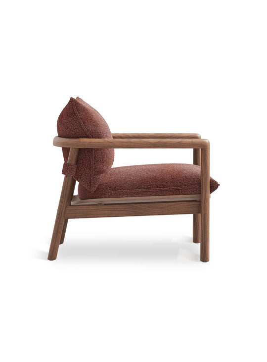 Fauteuil Gus* Modern Humber : bois naturel, coussins généreux et lignes architecturales au style intemporel. Regency Beet.