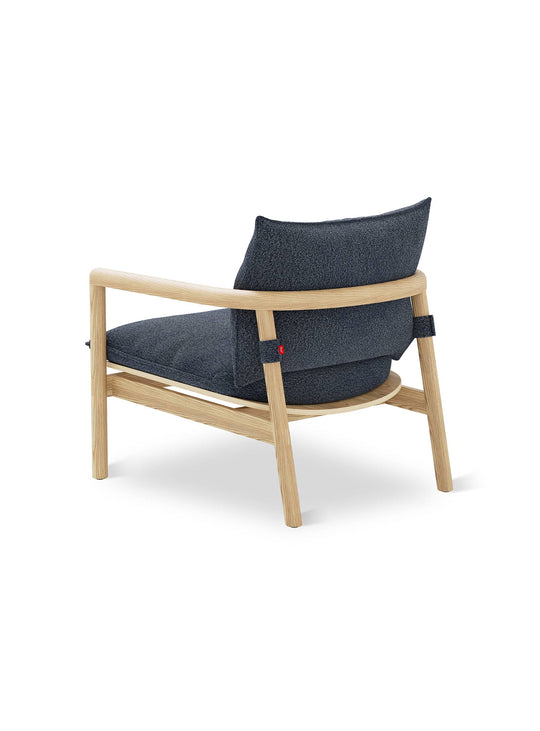 Fauteuil Gus* Modern Humber : un fauteuil raffiné au confort enveloppant, décliné en frêne naturel. Regency Nautica.