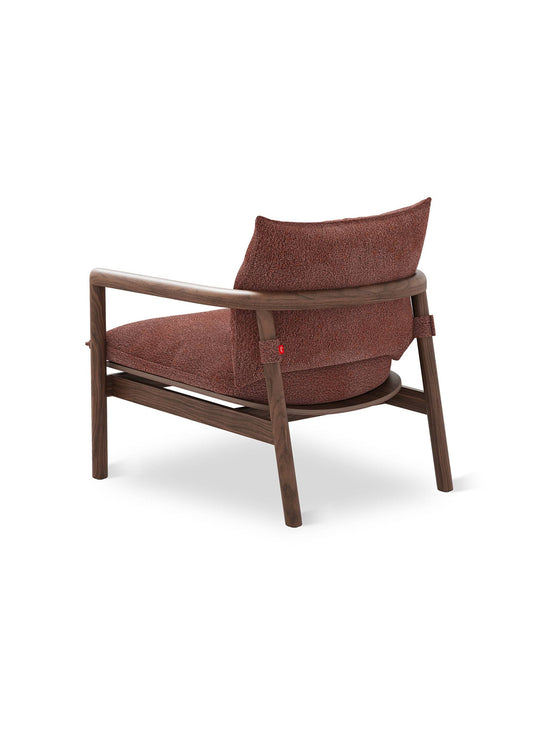 Fauteuil Gus* Modern Humber : une assise moelleuse associée à la chaleur du bois massif et à un design épuré. Regency Beet.
