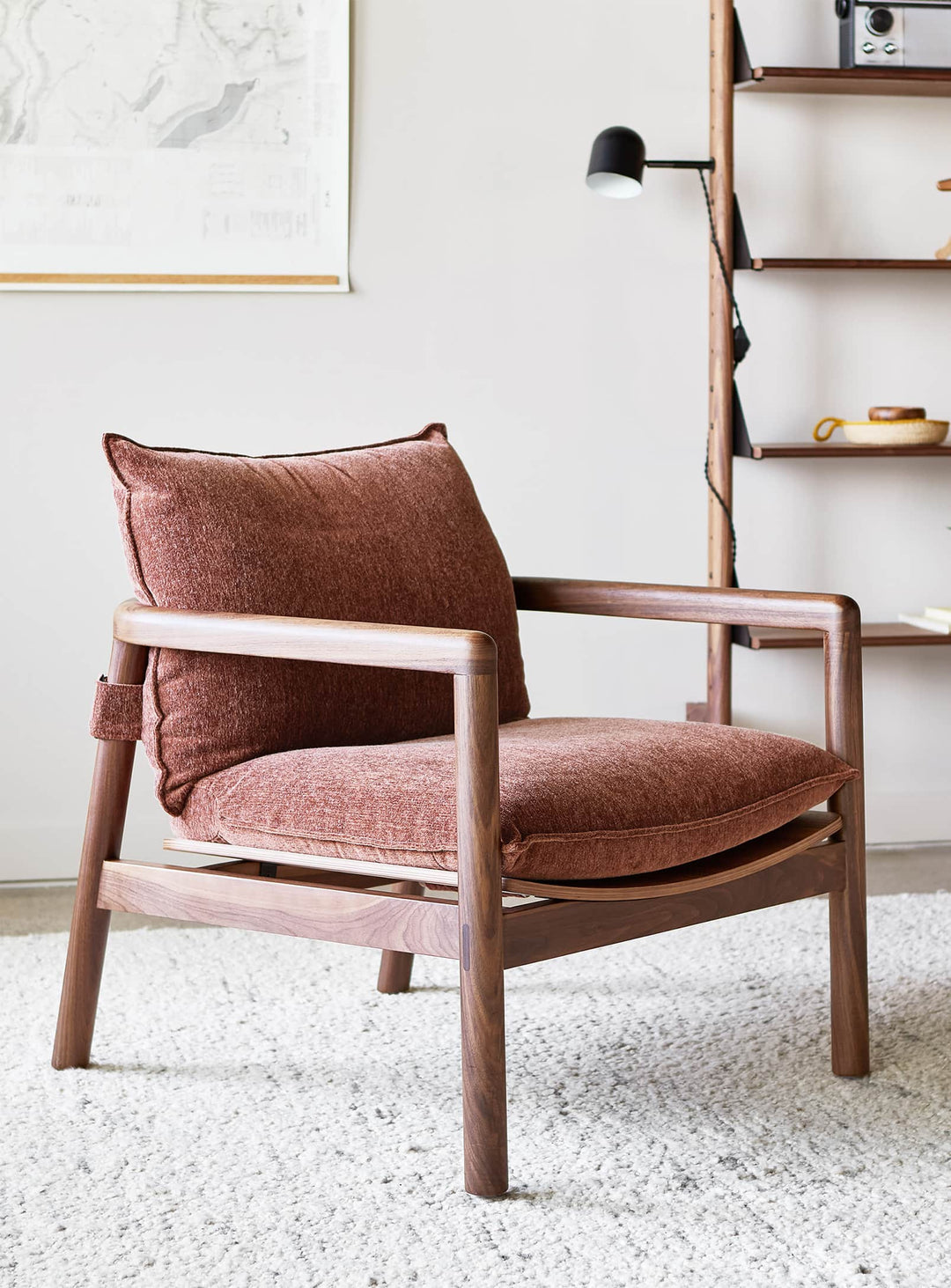 Fauteuil Gus* Modern Humber : bois massif, assise moelleuse et lignes épurées pour un confort tout en élégance. Regency Beet
