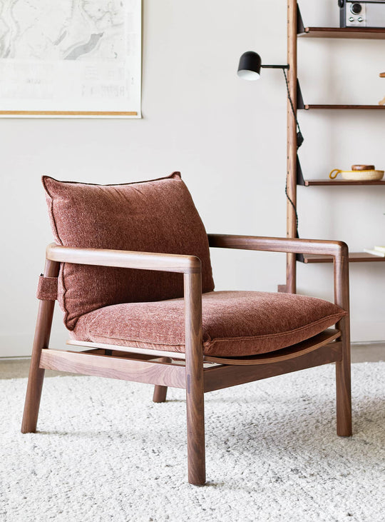 Fauteuil Gus* Modern Humber : bois massif, assise moelleuse et lignes épurées pour un confort tout en élégance. Regency Beet