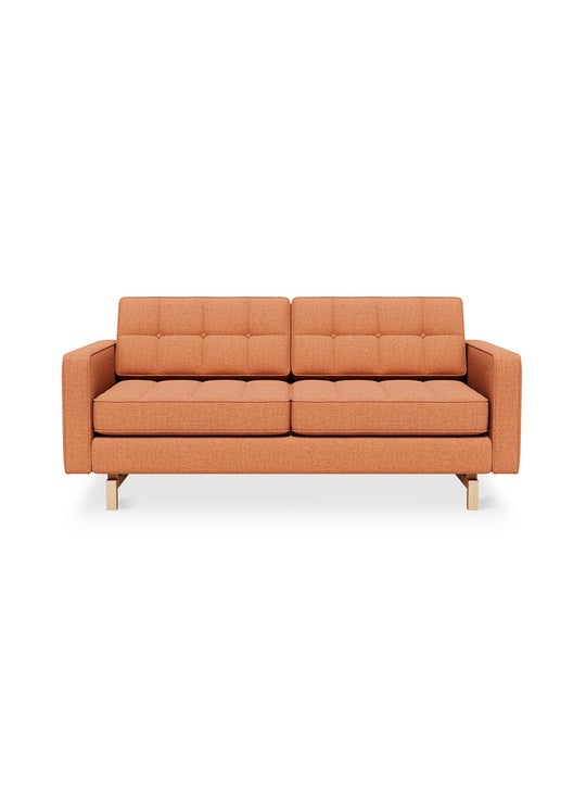 Sofa Gus* Modern Jane 2 Loft : un canapé Mid-century compact avec coussins réversibles et structure FSC. caledon sedona
