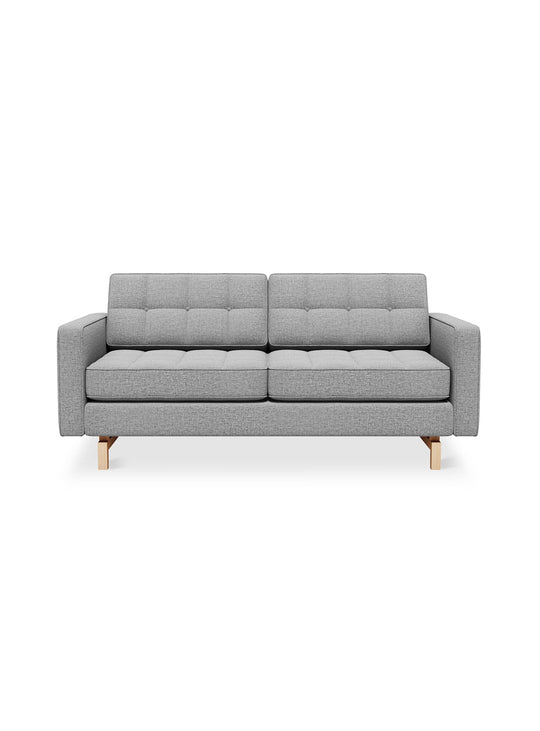 Sofa Gus* Modern Jane 2 Loft : un canapé élégant et compact avec base en bois et détails passepoilés. parliament stone