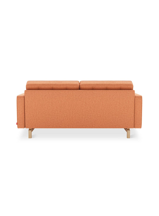 Sofa Gus* Modern Jane 2 Loft : une pièce raffinée avec coussins tuffetés et base en bois claire ou foncée. caledon sedona
