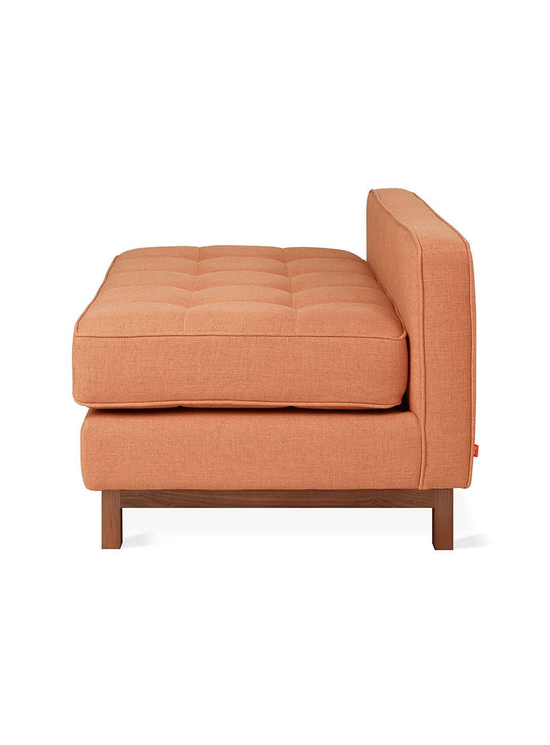 Lounge Jane 2 de Gus* Modern, style épuré et base bois flottante.