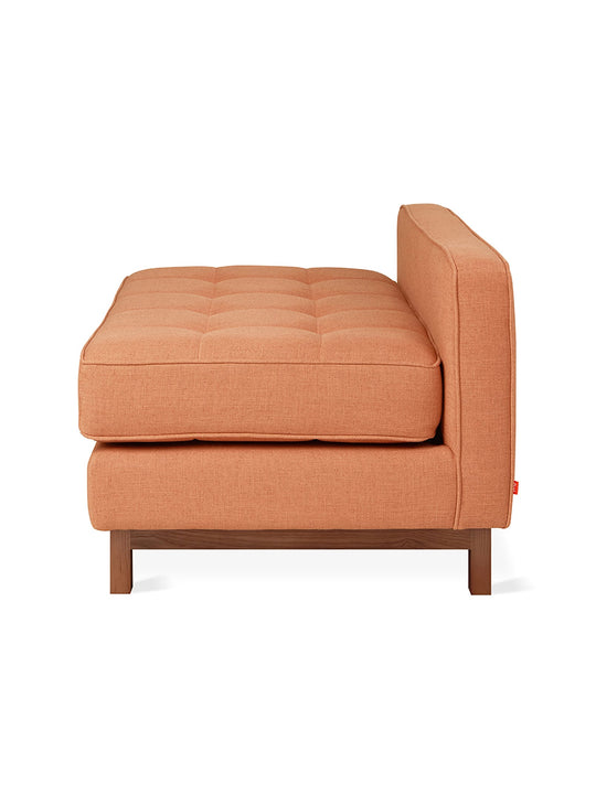 Lounge Jane 2 de Gus* Modern, style épuré et base bois flottante.