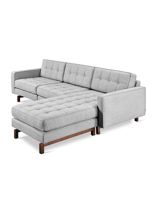 Sofa bi-sectionnel Gus* Modern Jane 2, passepoil soigné et tuffetage chic. bayview silver