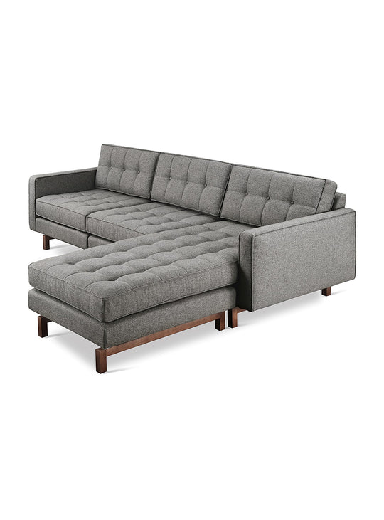Sofa bi-sectionnel Gus* Modern Jane 2, parfait pour un salon lumineux. parliament stone