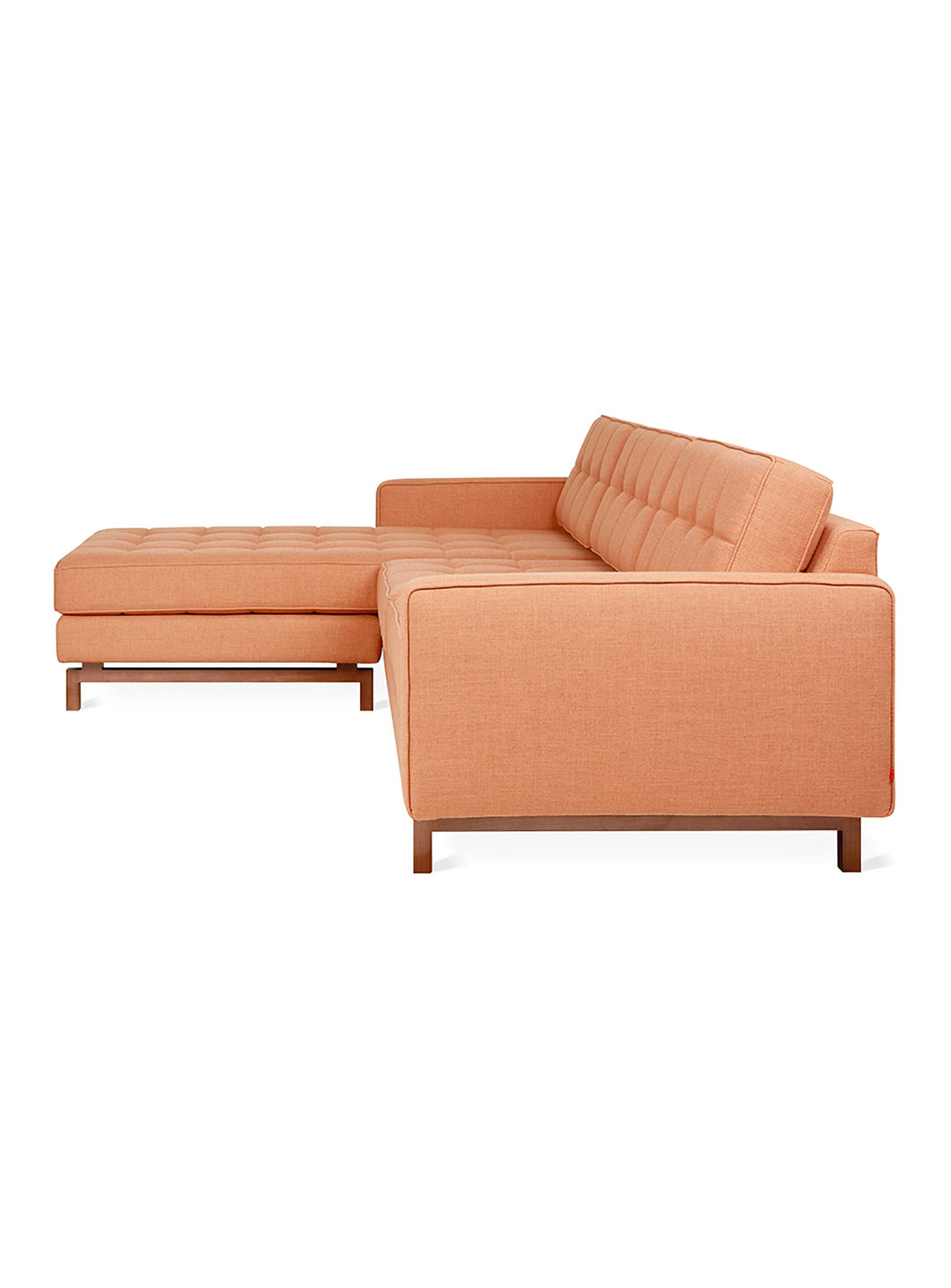 Sofa bi-sectionnel Jane 2 de Gus* Modern, silhouette aérée et moderne. caledon sedona