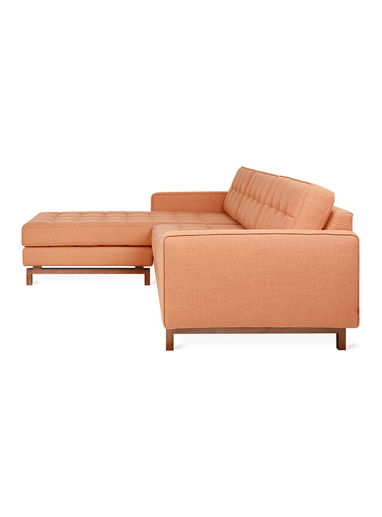 Sofa bi-sectionnel Jane 2 de Gus* Modern, silhouette aérée et moderne. caledon sedona