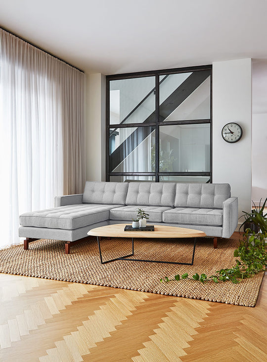 Sofa bi-sectionnel Jane 2 Gus* Modern, détails passepoilés et boutons. bayview silver
