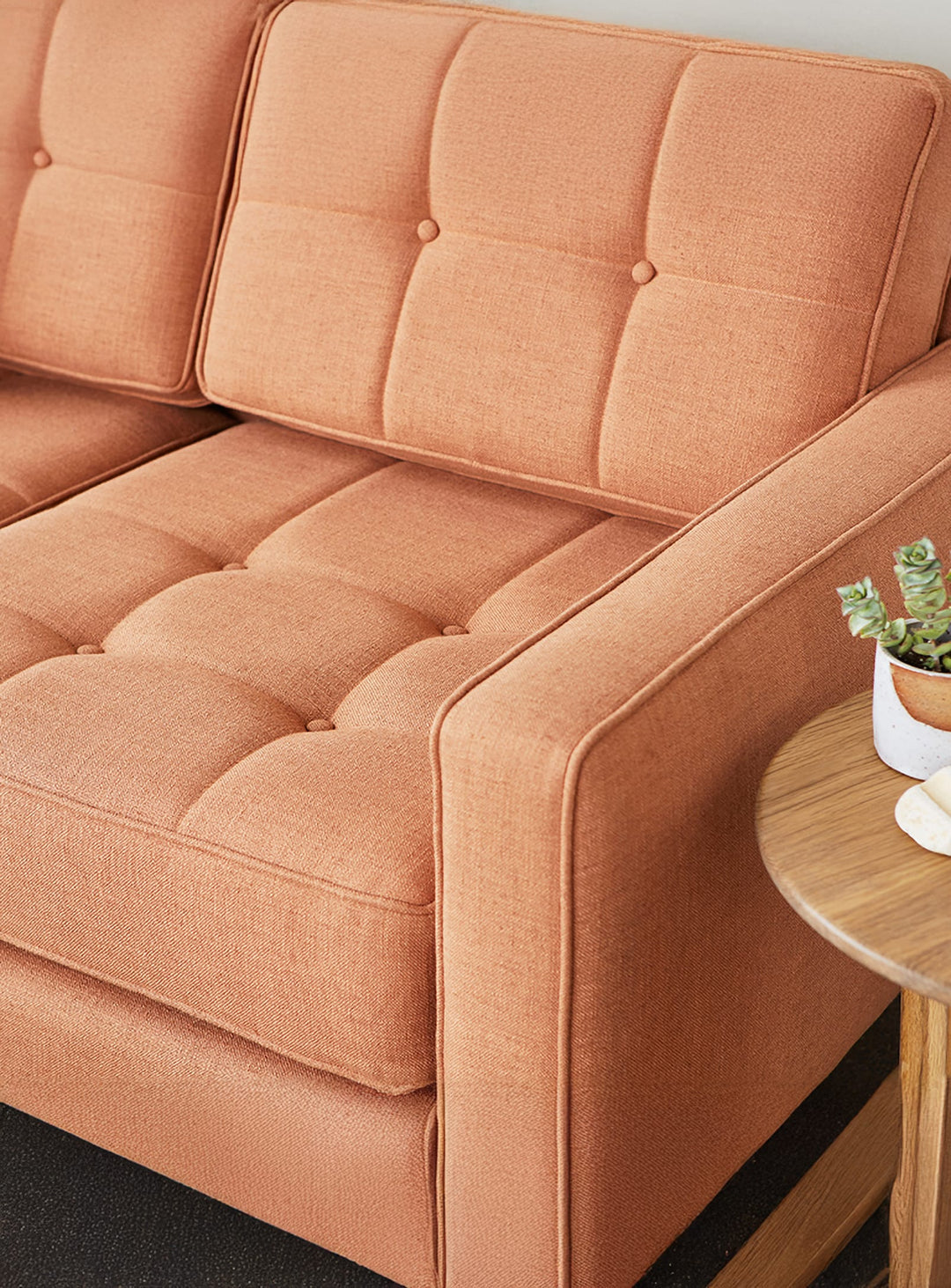 Sofa bi-sectionnel Gus* Modern Jane 2, allure rétro contemporaine.