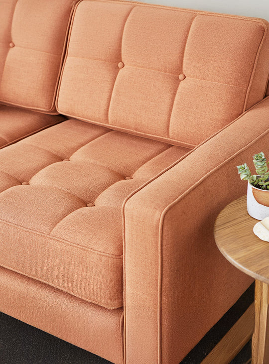 Sofa bi-sectionnel Gus* Modern Jane 2, allure rétro contemporaine.