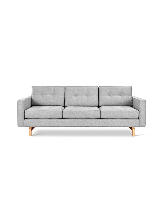 Sofa Jane 2 de Gus* Modern, proportions raffinées et confort accru. bayview silver
