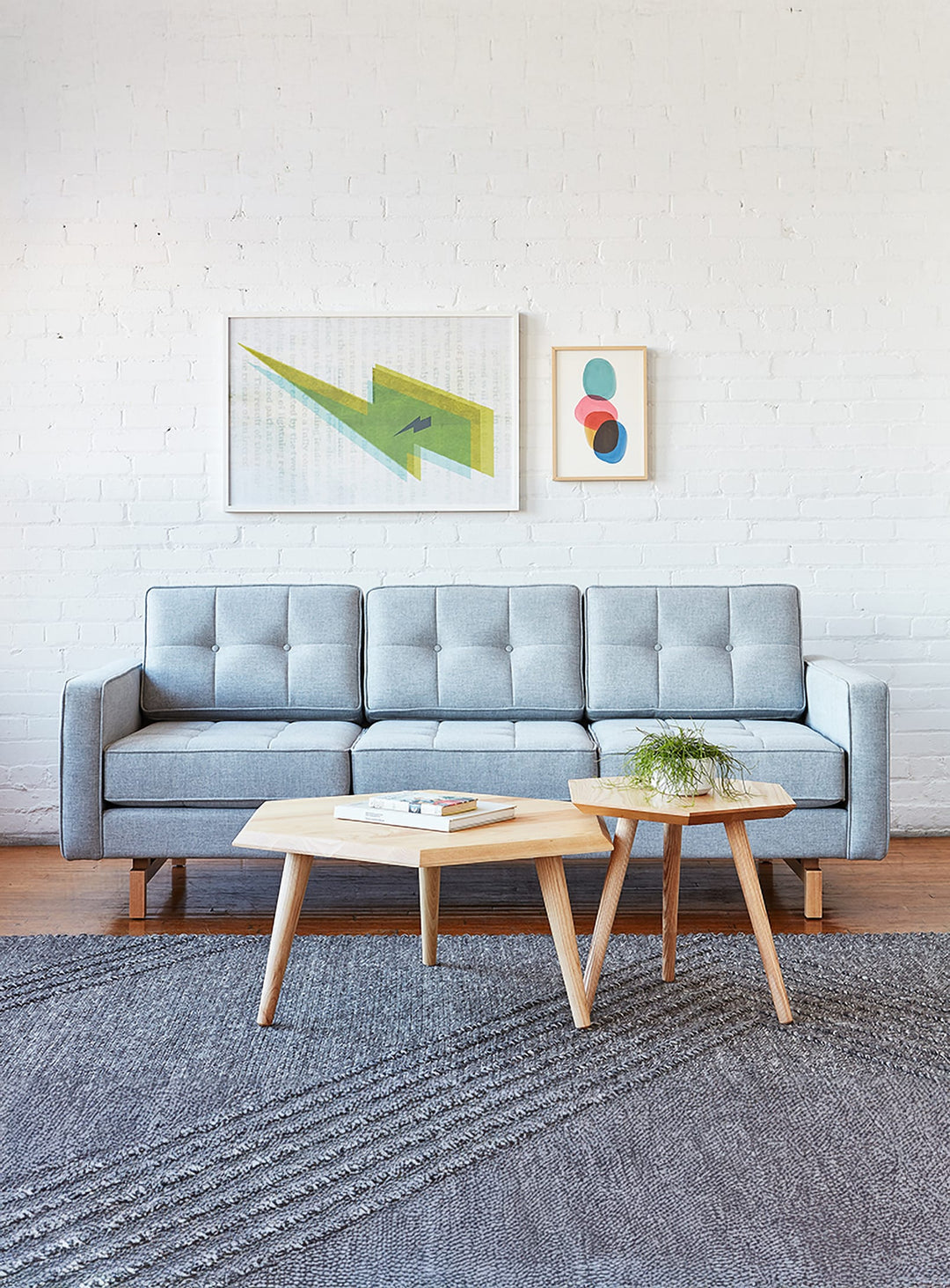 Sofa Gus* Modern Jane 2, style mid-century réinventé et modulable. bayview silver