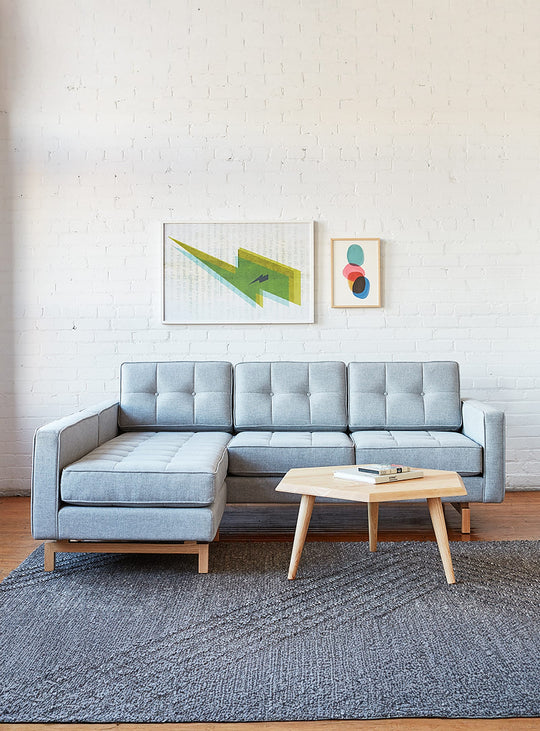 Sofa bi-sectionnel Jane Loft 2 de Gus* Modern, confort généreux et visuel léger. bayview silver